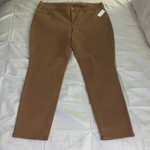 NWT Old Navy Rockstar Mid-Rise Straight Legged Pants, size 18